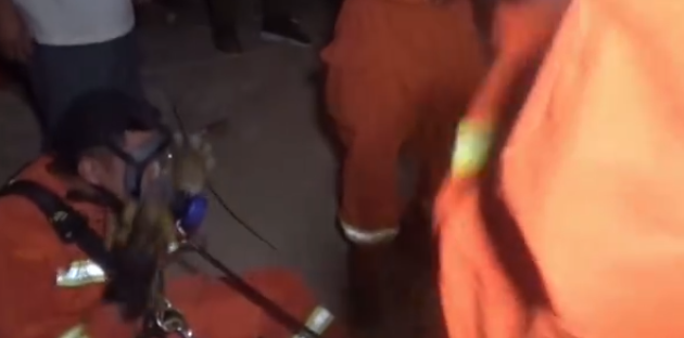 工人在污水井內(nèi)作業(yè)