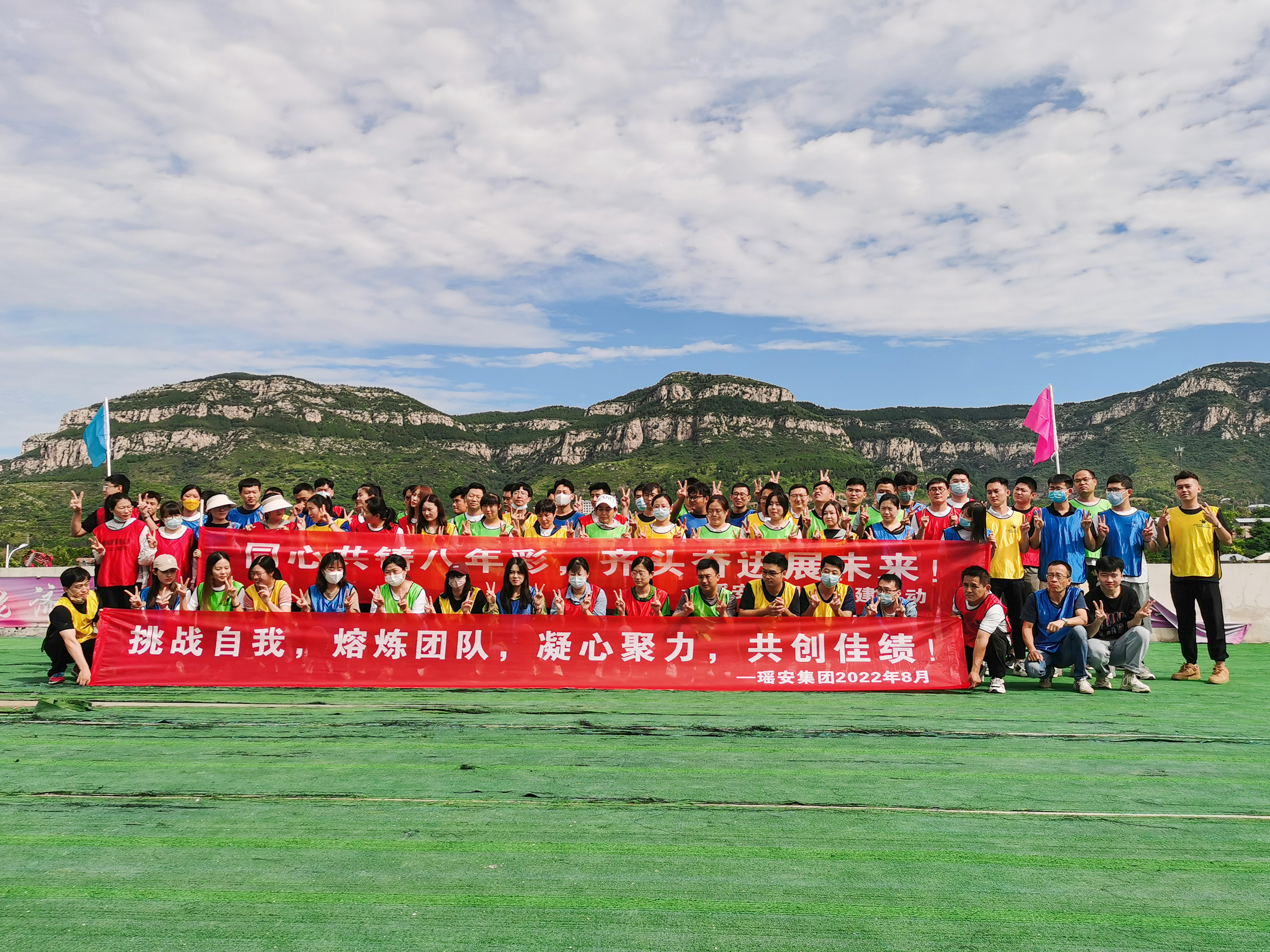 團建合影 - 小尺寸.jpg 團建合影 - 小尺寸.jpg